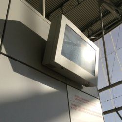 obudowa monitora na zewnątrz stadionu